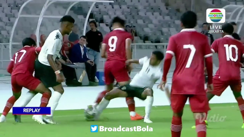 Mayweather vs Pacquiao?! Au uitat că joacă fotbal și și-au împărțit pumni pe terenul de fotbal! Imagini șocante: câte cartonașe roșii a arătat arbitrul_23