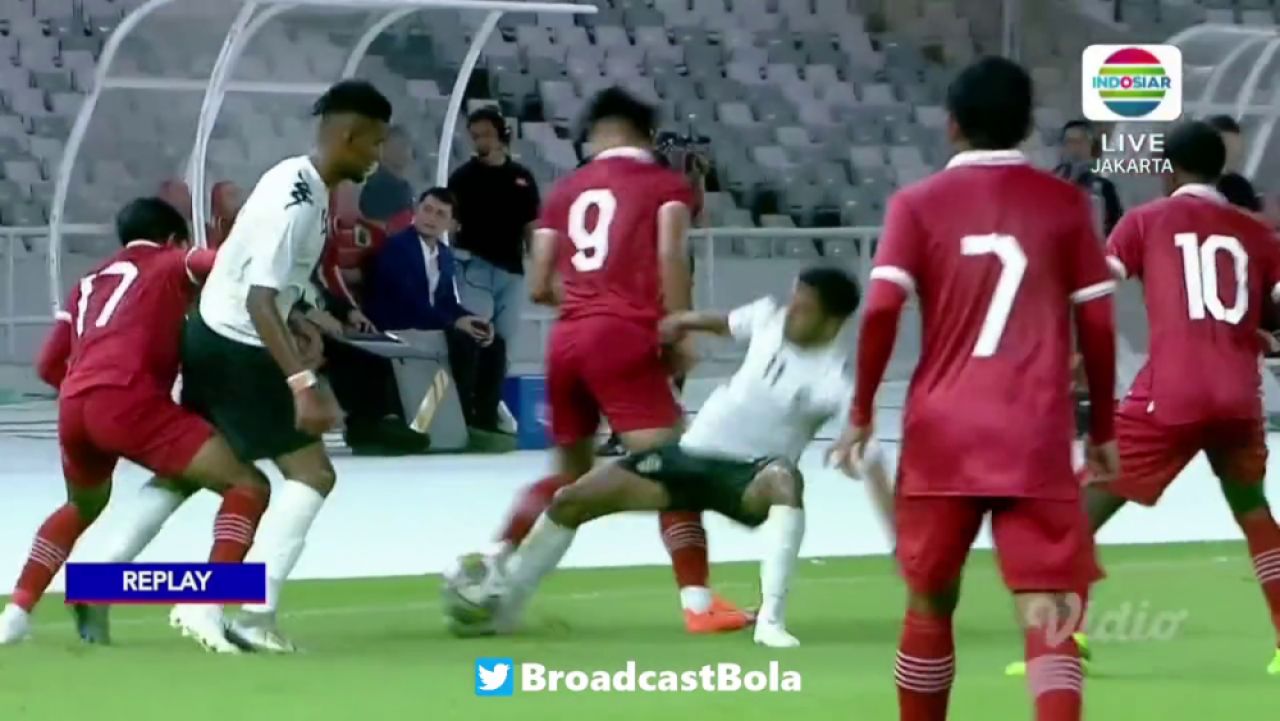 Mayweather vs Pacquiao?! Au uitat că joacă fotbal și și-au împărțit pumni pe terenul de fotbal! Imagini șocante: câte cartonașe roșii a arătat arbitrul_23