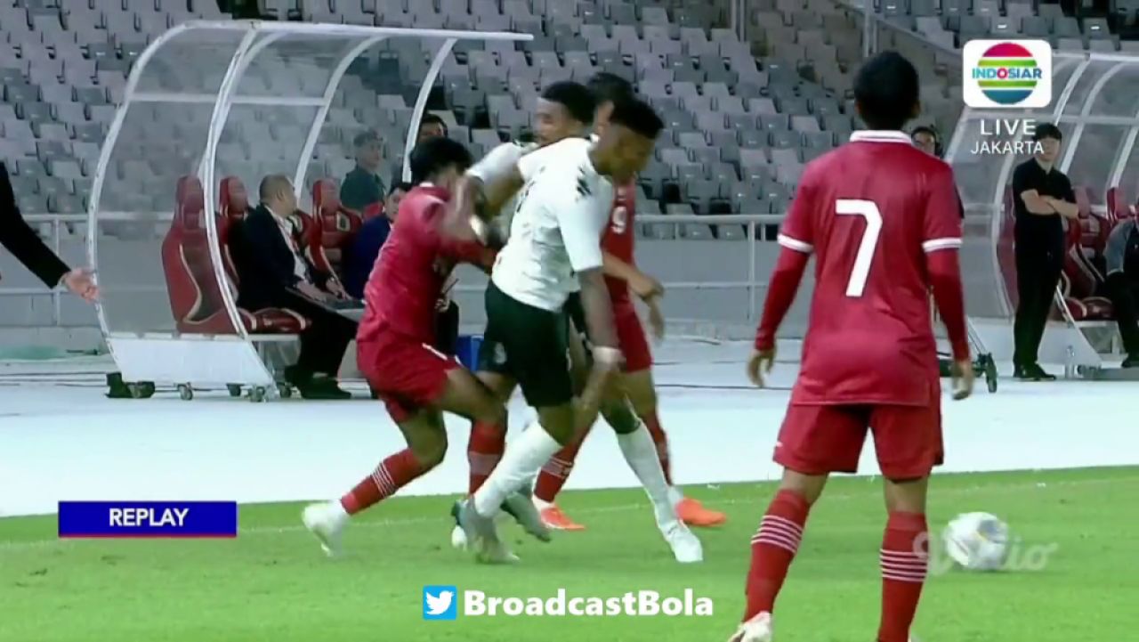 Mayweather vs Pacquiao?! Au uitat că joacă fotbal și și-au împărțit pumni pe terenul de fotbal! Imagini șocante: câte cartonașe roșii a arătat arbitrul_25