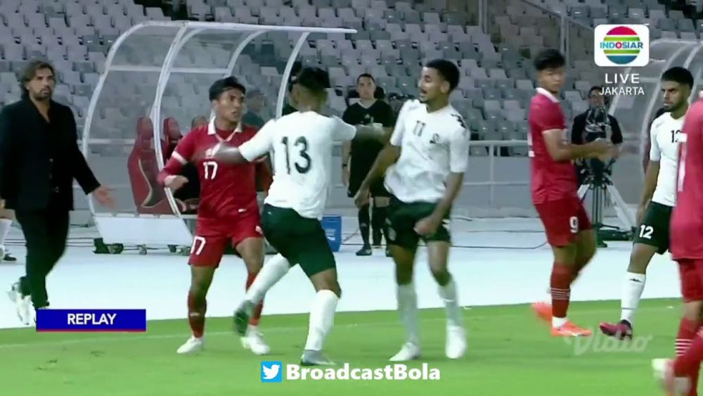 Mayweather vs Pacquiao?! Au uitat că joacă fotbal și și-au împărțit pumni pe terenul de fotbal! Imagini șocante: câte cartonașe roșii a arătat arbitrul_27