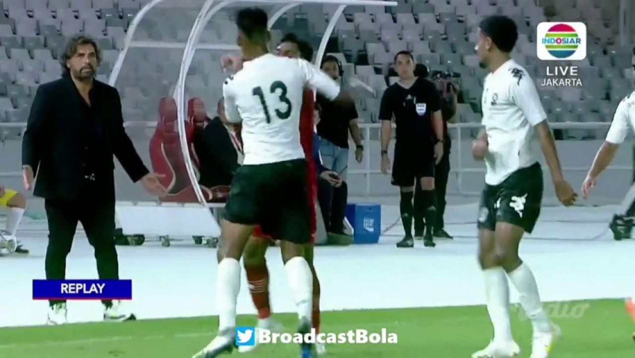Mayweather vs Pacquiao?! Au uitat că joacă fotbal și și-au împărțit pumni pe terenul de fotbal! Imagini șocante: câte cartonașe roșii a arătat arbitrul_29