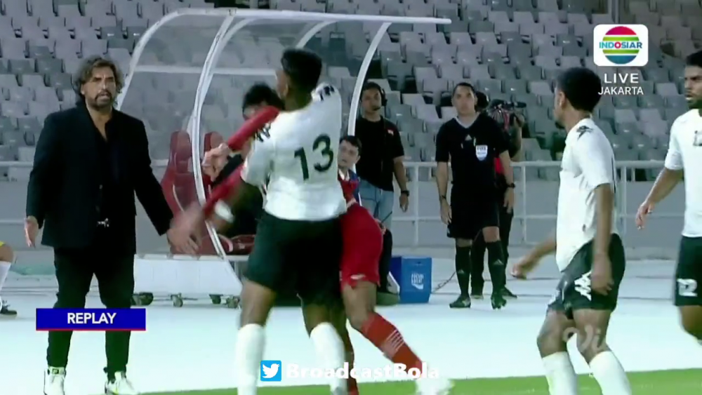 Mayweather vs Pacquiao?! Au uitat că joacă fotbal și și-au împărțit pumni pe terenul de fotbal! Imagini șocante: câte cartonașe roșii a arătat arbitrul_30