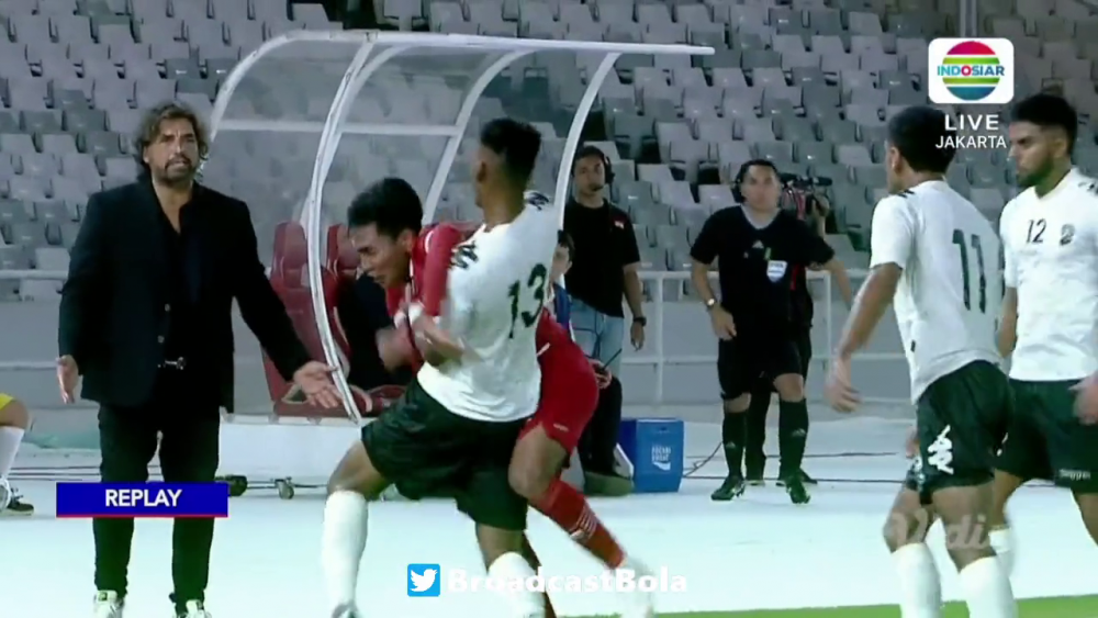 Mayweather vs Pacquiao?! Au uitat că joacă fotbal și și-au împărțit pumni pe terenul de fotbal! Imagini șocante: câte cartonașe roșii a arătat arbitrul_31