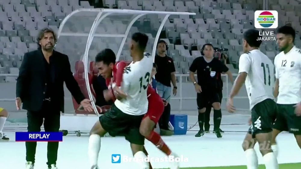 Mayweather vs Pacquiao?! Au uitat că joacă fotbal și și-au împărțit pumni pe terenul de fotbal! Imagini șocante: câte cartonașe roșii a arătat arbitrul_31