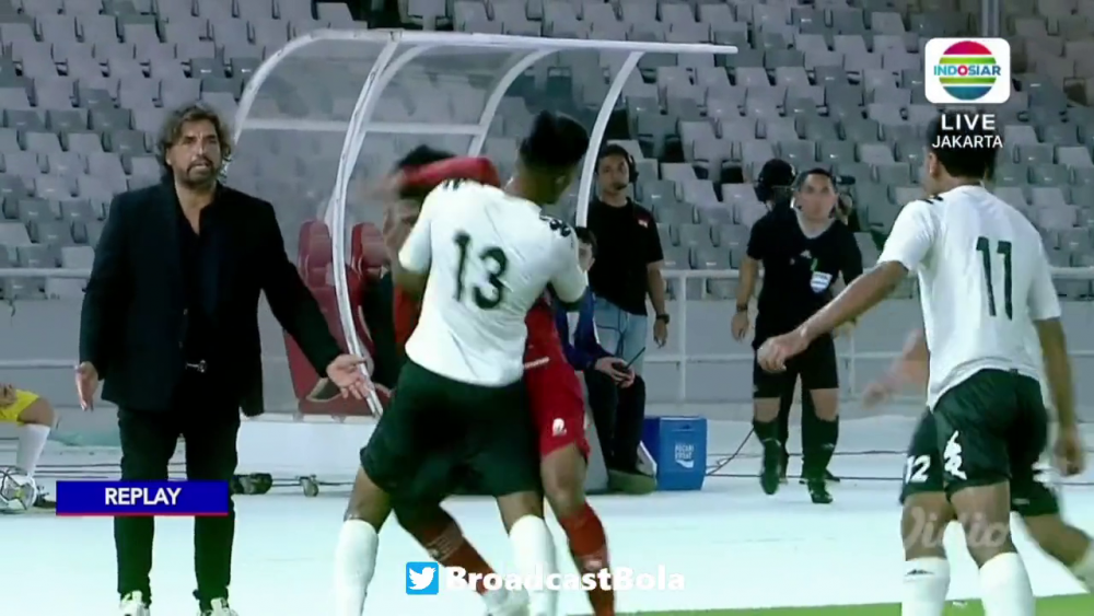 Mayweather vs Pacquiao?! Au uitat că joacă fotbal și și-au împărțit pumni pe terenul de fotbal! Imagini șocante: câte cartonașe roșii a arătat arbitrul_32
