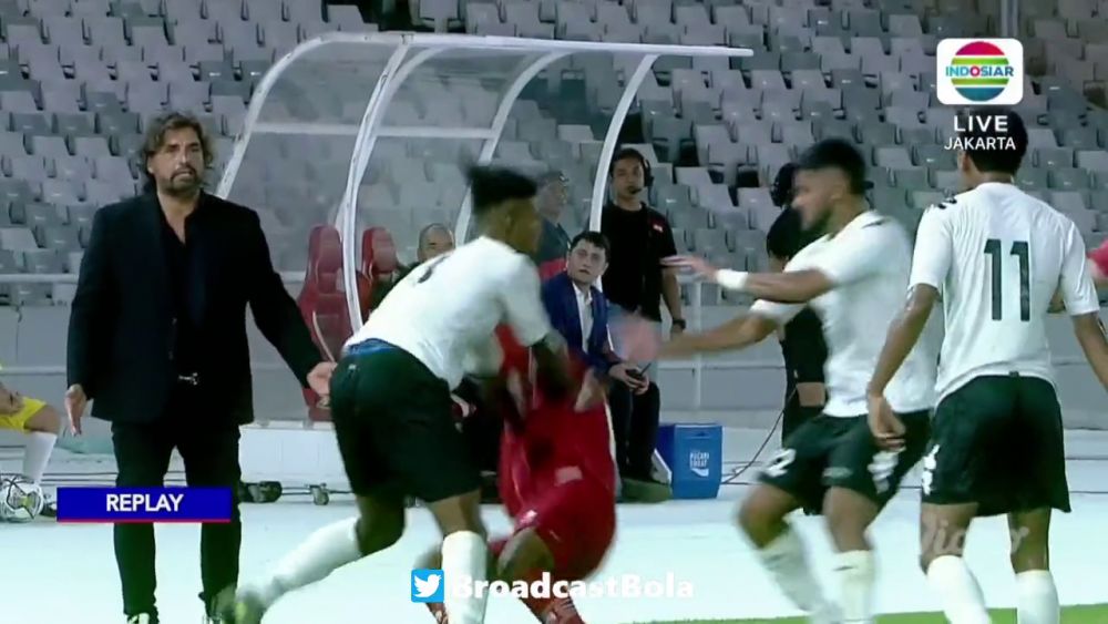 Mayweather vs Pacquiao?! Au uitat că joacă fotbal și și-au împărțit pumni pe terenul de fotbal! Imagini șocante: câte cartonașe roșii a arătat arbitrul_33