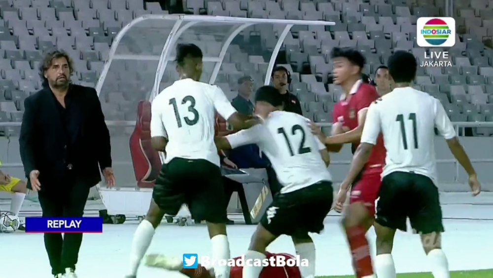 Mayweather vs Pacquiao?! Au uitat că joacă fotbal și și-au împărțit pumni pe terenul de fotbal! Imagini șocante: câte cartonașe roșii a arătat arbitrul_35
