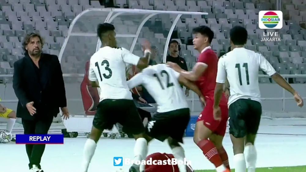 Mayweather vs Pacquiao?! Au uitat că joacă fotbal și și-au împărțit pumni pe terenul de fotbal! Imagini șocante: câte cartonașe roșii a arătat arbitrul_36