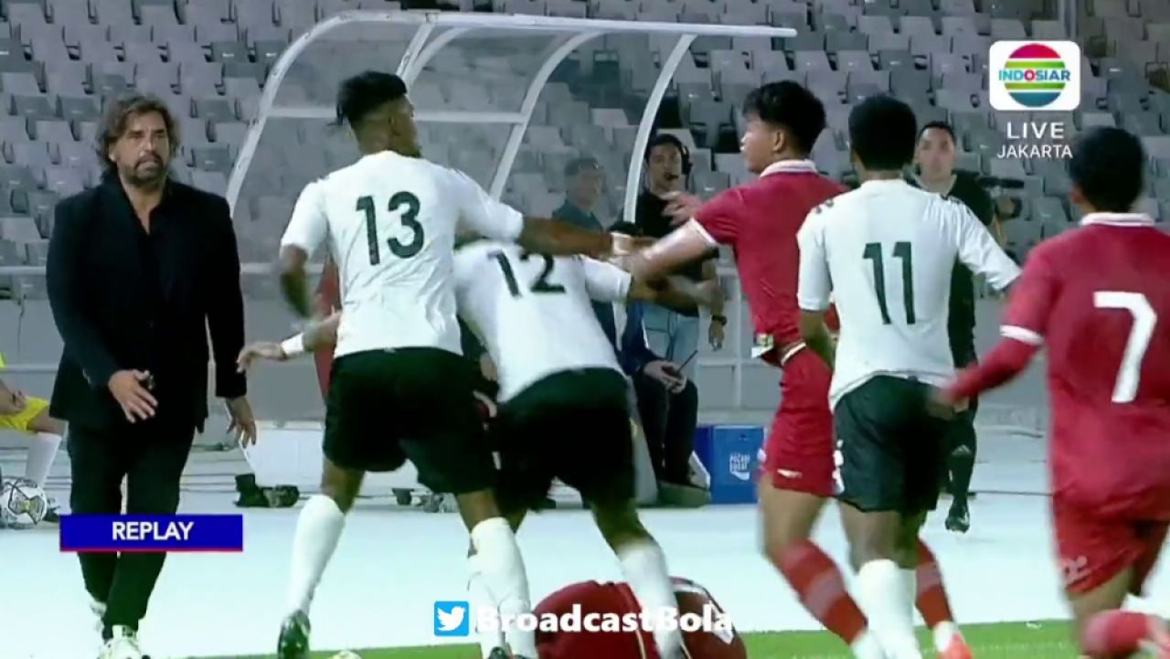 Mayweather vs Pacquiao?! Au uitat că joacă fotbal și și-au împărțit pumni pe terenul de fotbal! Imagini șocante: câte cartonașe roșii a arătat arbitrul_37