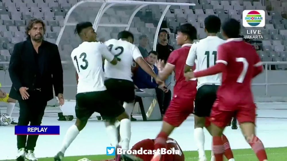 Mayweather vs Pacquiao?! Au uitat că joacă fotbal și și-au împărțit pumni pe terenul de fotbal! Imagini șocante: câte cartonașe roșii a arătat arbitrul_38