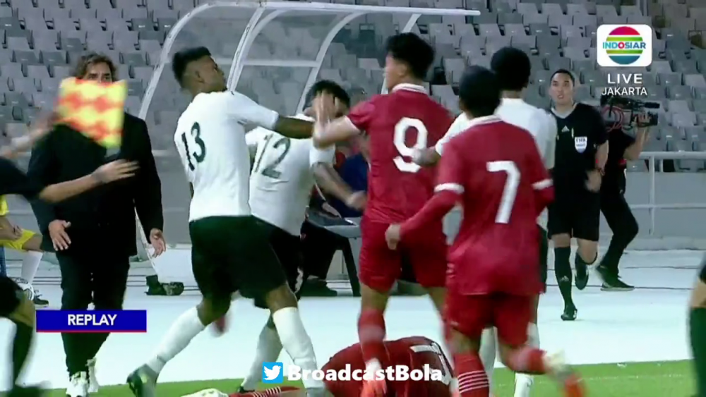 Mayweather vs Pacquiao?! Au uitat că joacă fotbal și și-au împărțit pumni pe terenul de fotbal! Imagini șocante: câte cartonașe roșii a arătat arbitrul_39