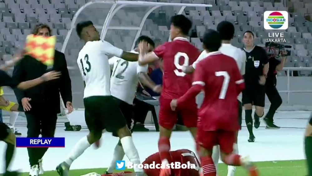 Mayweather vs Pacquiao?! Au uitat că joacă fotbal și și-au împărțit pumni pe terenul de fotbal! Imagini șocante: câte cartonașe roșii a arătat arbitrul_39