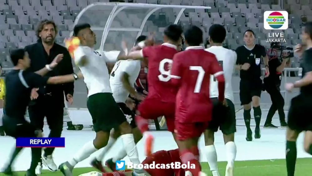 Mayweather vs Pacquiao?! Au uitat că joacă fotbal și și-au împărțit pumni pe terenul de fotbal! Imagini șocante: câte cartonașe roșii a arătat arbitrul_40