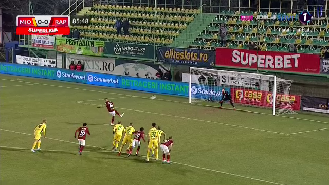 Golgheterul Dugandzic a &icirc;nscris din penalty, dar a ratat la &bdquo;reluare&rdquo;! Faza care &icirc;i putea aduce victoria Rapidului&nbsp;