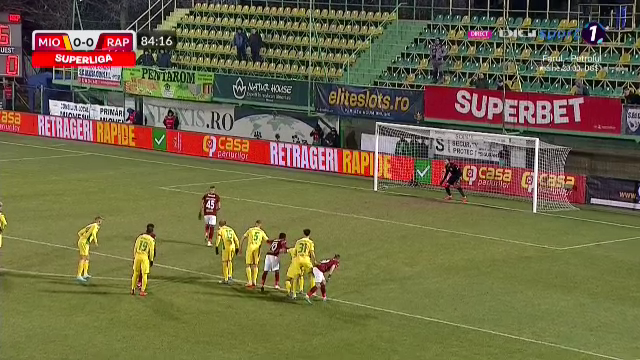 Golgheterul Dugandzic a înscris din penalty, dar a ratat la „reluare”! Faza care îi putea aduce victoria Rapidului _6