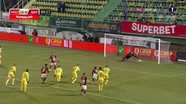 Golgheterul Dugandzic a înscris din penalty, dar a ratat la „reluare”! Faza care îi putea aduce victoria Rapidului _9