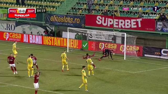 Golgheterul Dugandzic a înscris din penalty, dar a ratat la „reluare”! Faza care îi putea aduce victoria Rapidului _10