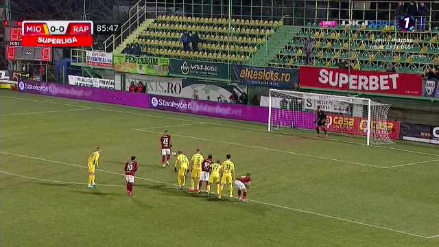 Golgheterul Dugandzic a înscris din penalty, dar a ratat la „reluare”! Faza care îi putea aduce victoria Rapidului _20