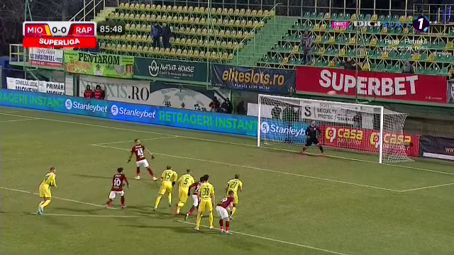 Golgheterul Dugandzic a înscris din penalty, dar a ratat la „reluare”! Faza care îi putea aduce victoria Rapidului _24