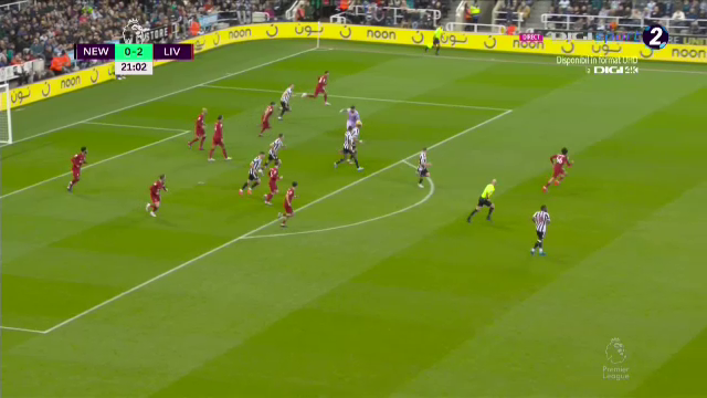 Ce-a fost în capul lui?! Arbitrul i-a arătat direct cartonașul roșu portarului de la Newcastle în meciul cu Liverpool_2