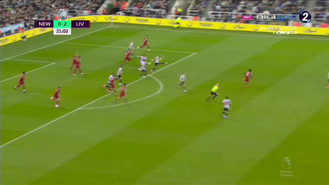 Ce-a fost în capul lui?! Arbitrul i-a arătat direct cartonașul roșu portarului de la Newcastle în meciul cu Liverpool_3