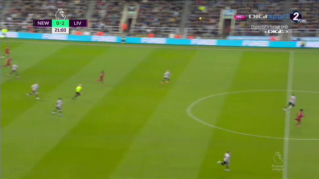Ce-a fost în capul lui?! Arbitrul i-a arătat direct cartonașul roșu portarului de la Newcastle în meciul cu Liverpool_5