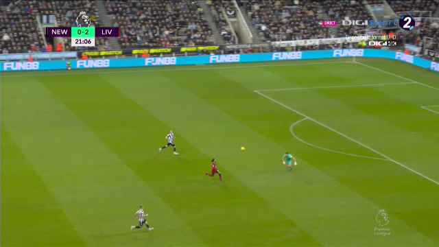 Ce-a fost în capul lui?! Arbitrul i-a arătat direct cartonașul roșu portarului de la Newcastle în meciul cu Liverpool_11