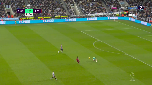 Ce-a fost în capul lui?! Arbitrul i-a arătat direct cartonașul roșu portarului de la Newcastle în meciul cu Liverpool_12