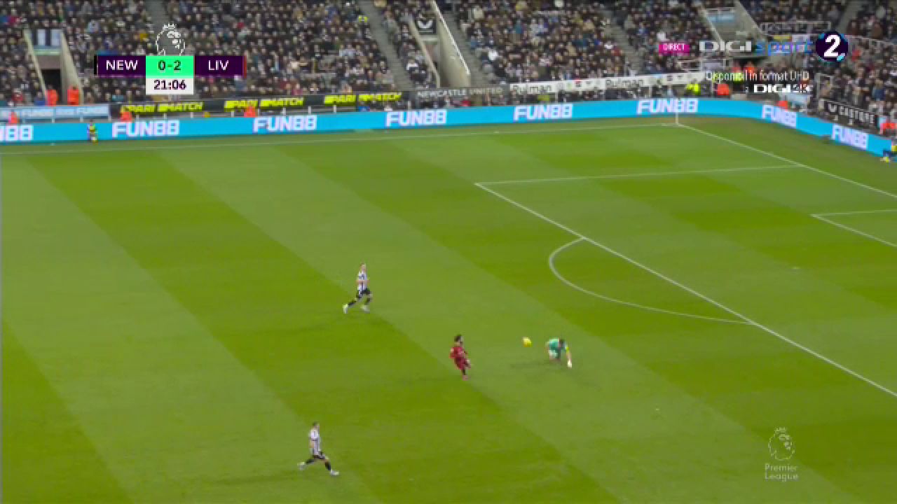 Ce-a fost în capul lui?! Arbitrul i-a arătat direct cartonașul roșu portarului de la Newcastle în meciul cu Liverpool_12