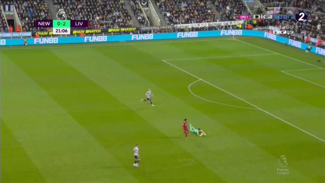 Ce-a fost în capul lui?! Arbitrul i-a arătat direct cartonașul roșu portarului de la Newcastle în meciul cu Liverpool_14