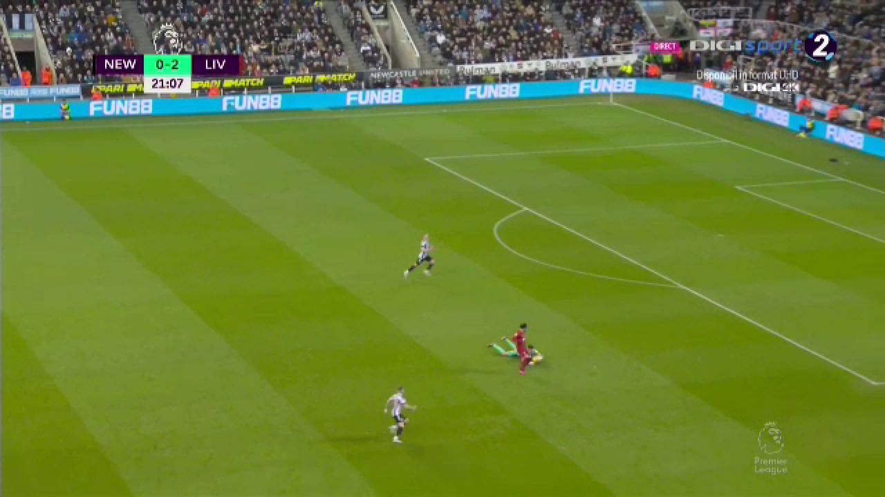 Ce-a fost în capul lui?! Arbitrul i-a arătat direct cartonașul roșu portarului de la Newcastle în meciul cu Liverpool_15