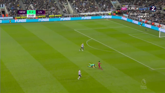 Ce-a fost în capul lui?! Arbitrul i-a arătat direct cartonașul roșu portarului de la Newcastle în meciul cu Liverpool_16