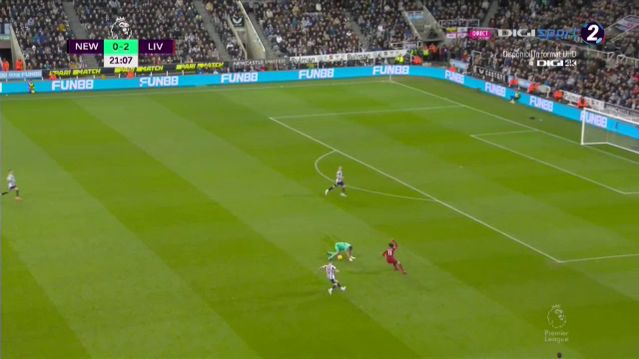 Ce-a fost în capul lui?! Arbitrul i-a arătat direct cartonașul roșu portarului de la Newcastle în meciul cu Liverpool_17