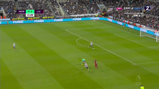 Ce-a fost în capul lui?! Arbitrul i-a arătat direct cartonașul roșu portarului de la Newcastle în meciul cu Liverpool_18