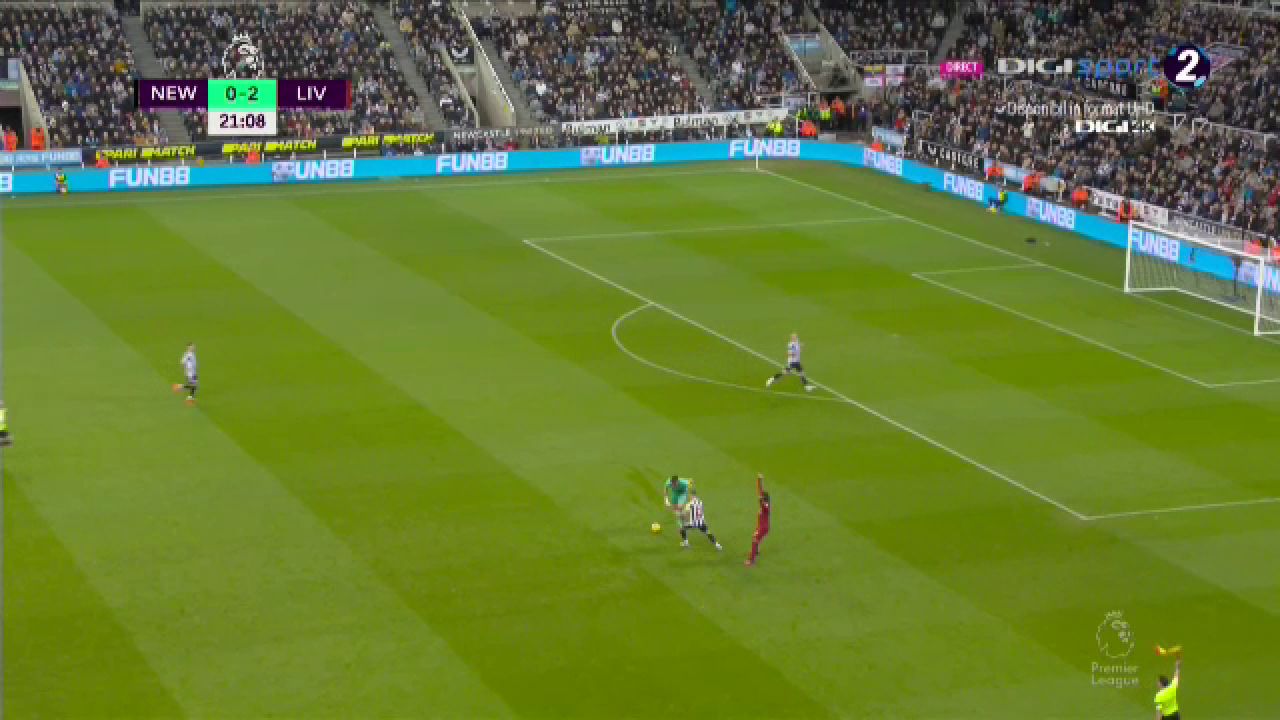 Ce-a fost în capul lui?! Arbitrul i-a arătat direct cartonașul roșu portarului de la Newcastle în meciul cu Liverpool_19