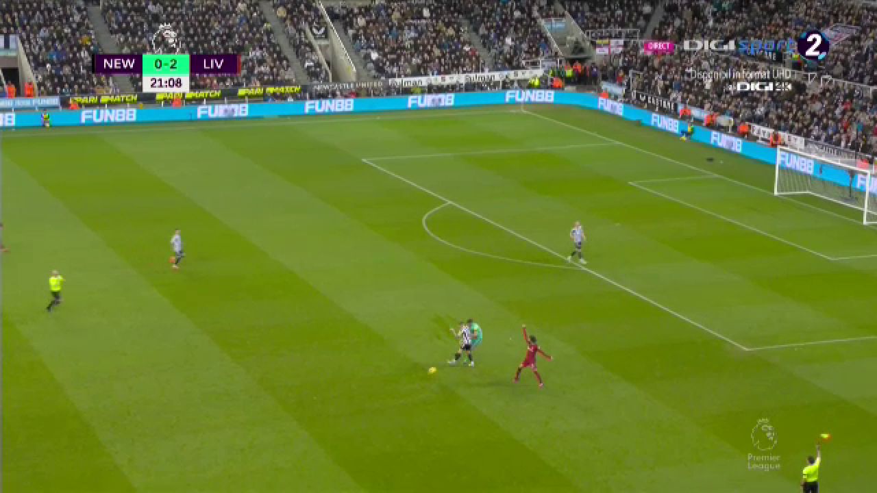 Ce-a fost în capul lui?! Arbitrul i-a arătat direct cartonașul roșu portarului de la Newcastle în meciul cu Liverpool_20