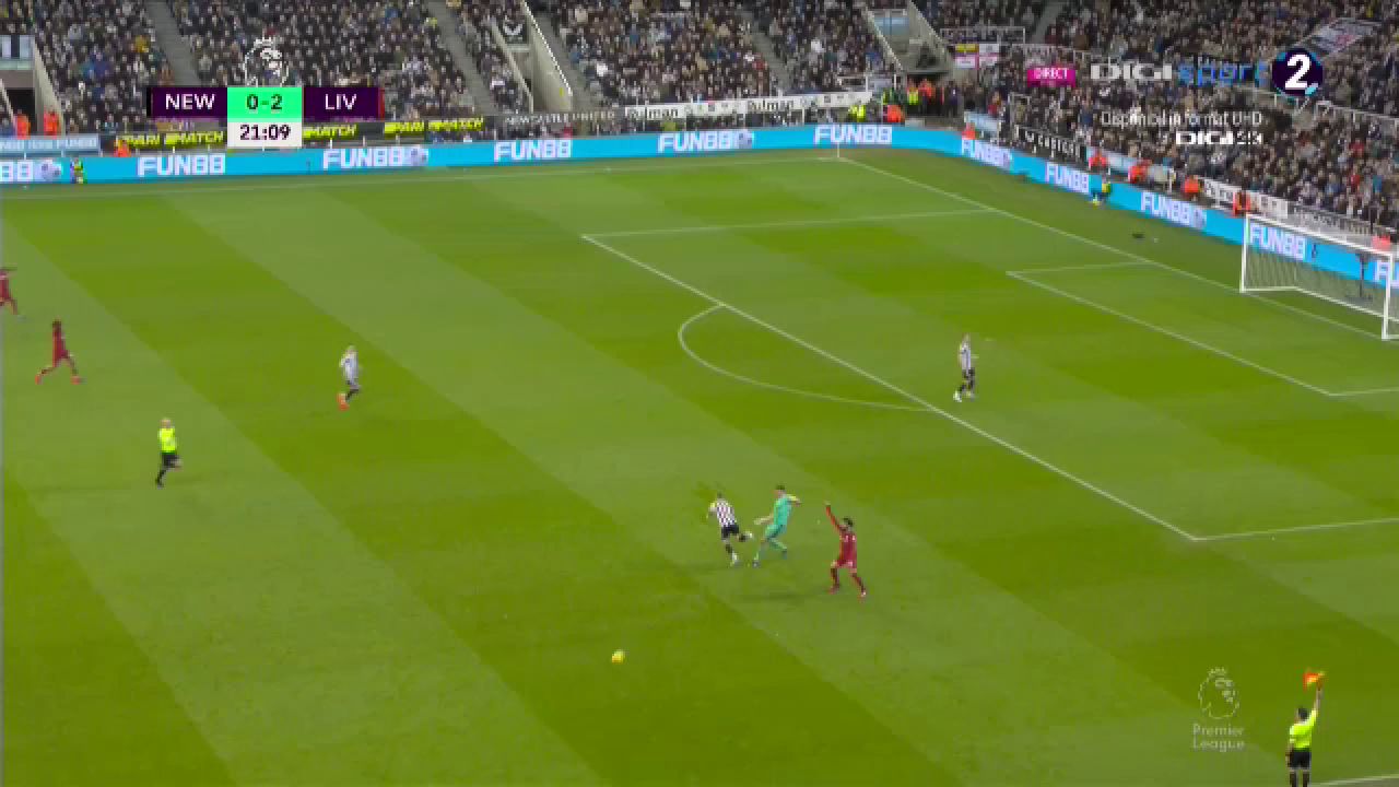 Ce-a fost în capul lui?! Arbitrul i-a arătat direct cartonașul roșu portarului de la Newcastle în meciul cu Liverpool_21