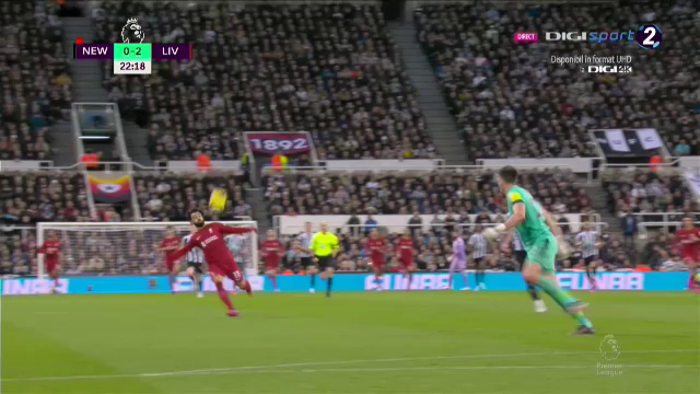 Ce-a fost în capul lui?! Arbitrul i-a arătat direct cartonașul roșu portarului de la Newcastle în meciul cu Liverpool_25