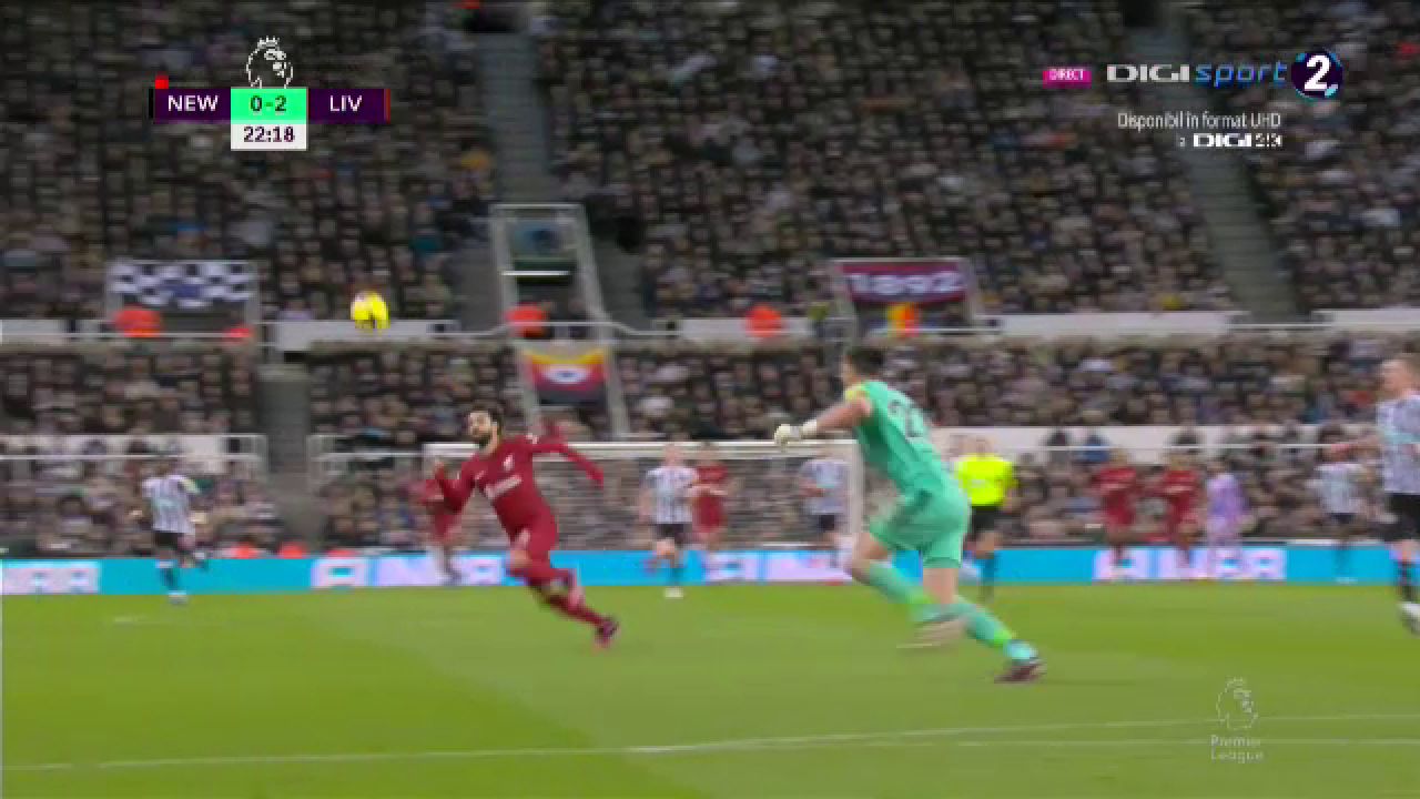 Ce-a fost în capul lui?! Arbitrul i-a arătat direct cartonașul roșu portarului de la Newcastle în meciul cu Liverpool_26