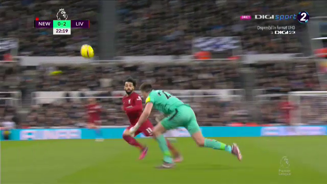 Ce-a fost în capul lui?! Arbitrul i-a arătat direct cartonașul roșu portarului de la Newcastle în meciul cu Liverpool_28