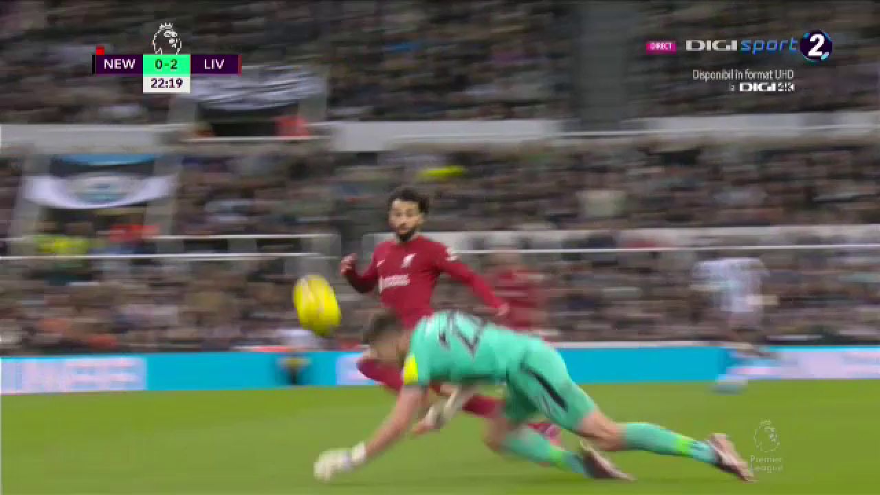 Ce-a fost în capul lui?! Arbitrul i-a arătat direct cartonașul roșu portarului de la Newcastle în meciul cu Liverpool_29