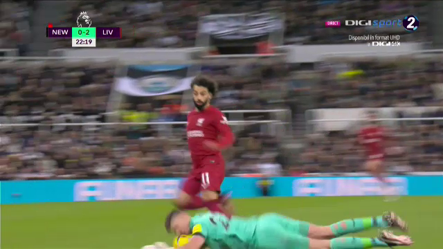 Ce-a fost în capul lui?! Arbitrul i-a arătat direct cartonașul roșu portarului de la Newcastle în meciul cu Liverpool_30
