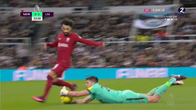 Ce-a fost în capul lui?! Arbitrul i-a arătat direct cartonașul roșu portarului de la Newcastle în meciul cu Liverpool_32