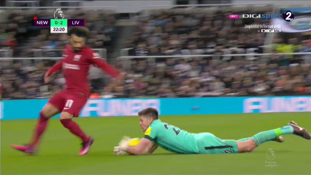 Ce-a fost în capul lui?! Arbitrul i-a arătat direct cartonașul roșu portarului de la Newcastle în meciul cu Liverpool_33