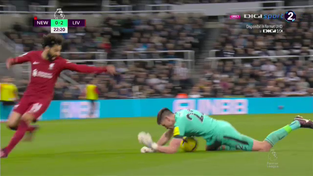Ce-a fost în capul lui?! Arbitrul i-a arătat direct cartonașul roșu portarului de la Newcastle în meciul cu Liverpool_34