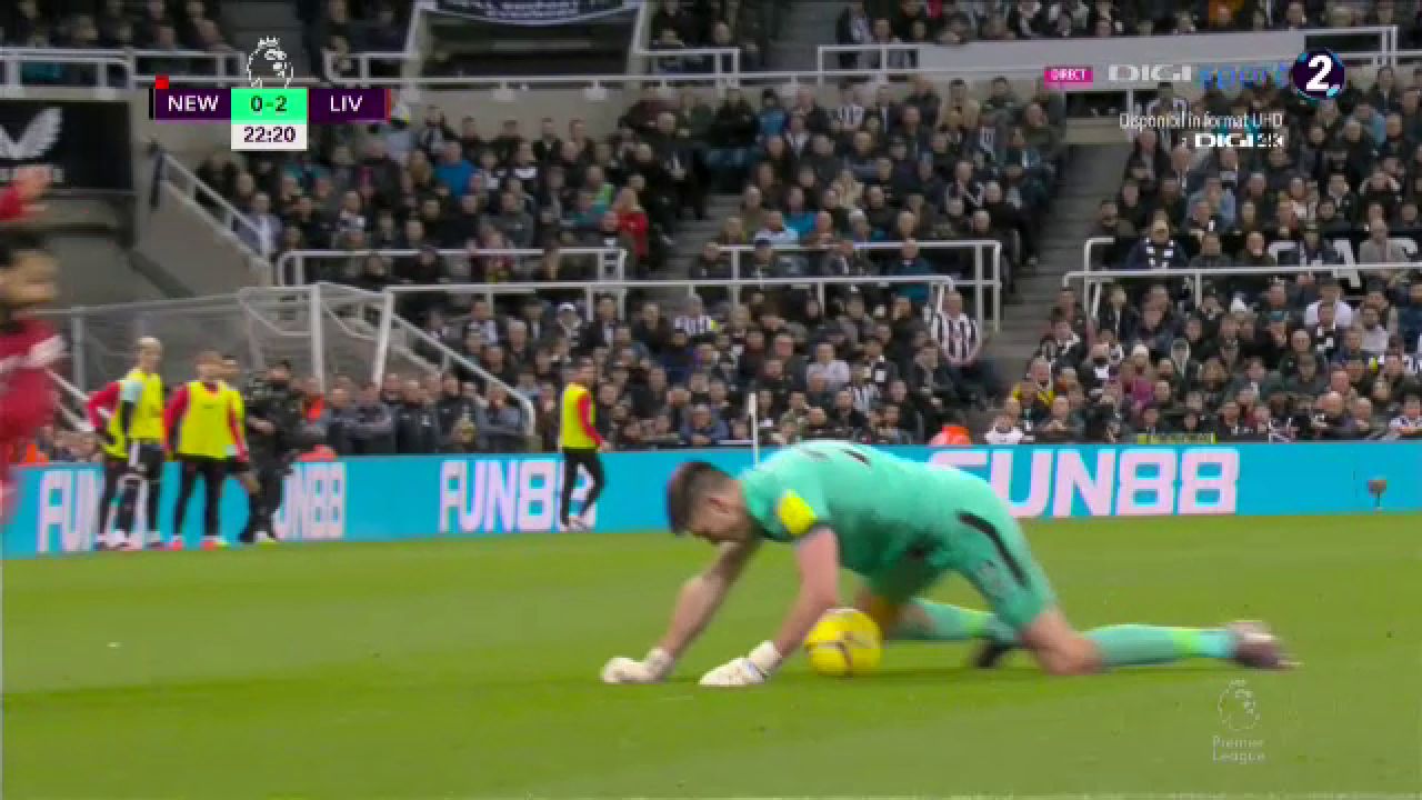Ce-a fost în capul lui?! Arbitrul i-a arătat direct cartonașul roșu portarului de la Newcastle în meciul cu Liverpool_35