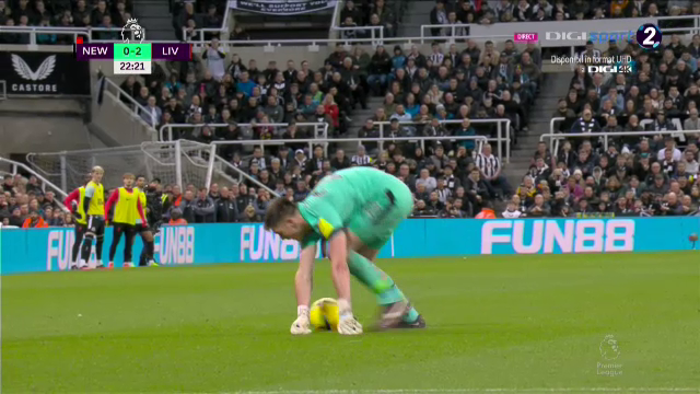 Ce-a fost în capul lui?! Arbitrul i-a arătat direct cartonașul roșu portarului de la Newcastle în meciul cu Liverpool_36