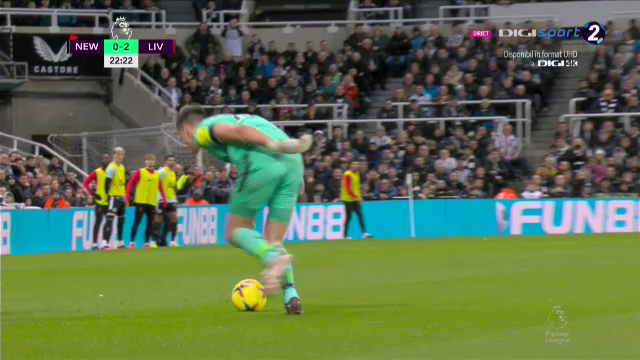 Ce-a fost în capul lui?! Arbitrul i-a arătat direct cartonașul roșu portarului de la Newcastle în meciul cu Liverpool_37