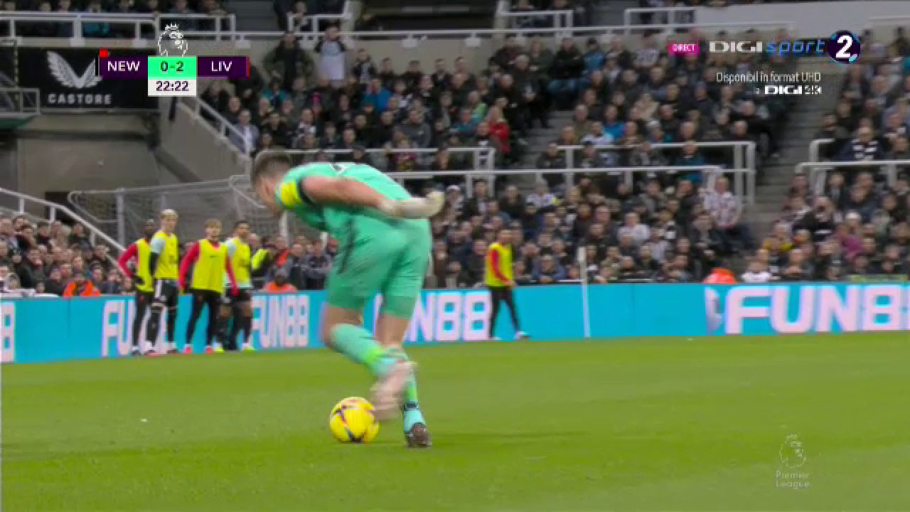 Ce-a fost în capul lui?! Arbitrul i-a arătat direct cartonașul roșu portarului de la Newcastle în meciul cu Liverpool_37