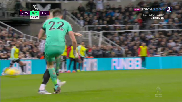 Ce-a fost în capul lui?! Arbitrul i-a arătat direct cartonașul roșu portarului de la Newcastle în meciul cu Liverpool_38